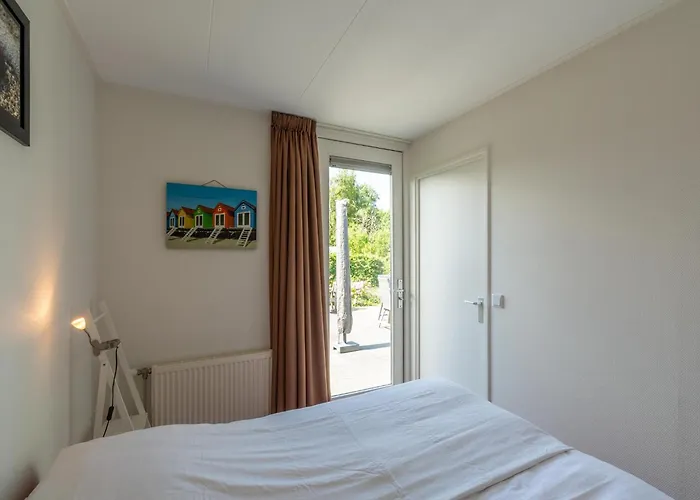 בית נופש Modernly Furnished For 4 People Sint Maartensvlotbrug